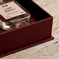 Boîte à parfum rigide de luxe personnalisée, style livre rouge magnétique, écologique, avec doublure en éponge pour cosmétiques et soins de la peau, double flacon