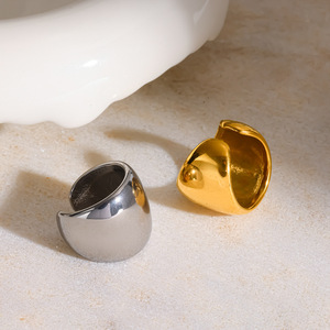 Pendientes de clip geométricos en forma de C, chapados en oro de 18k, de acero inoxidable, para orejas sin perforar. - Product Image 3