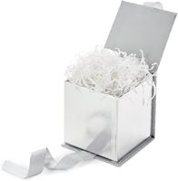 Boîte cadeau fermée avec ruban argenté, gaufrage et pelliculage mat pour mariages, fêtes et boutiques