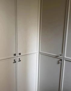 Armoire peu encombrante avec rangement dissimulé et poignées originales, idéale pour les petites chambres et les chambres d'enfants - Product Image 4