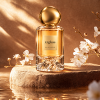 Flacon de parfum cylindrique de luxe en verre avec base sculptée en forme de montagne, bouchon en galet doré, sérigraphie, 30ml 50ml 100ml pour parfum