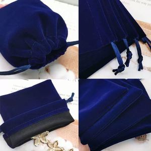 ถุงผ้ากำมะหยี่สีขาวขนาด 20x25 ซม. สำหรับใส่รองเท้าหรือกระเป๋าถือ ทำจากผ้ากำมะหยี่ ผ้าซาติน ผ้ากำมะหยี่เนื้อนุ่ม พร้อมโลโก้  แบบมีเชือกผูก - Product Image 3