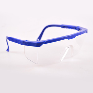 Lunettes <span class=keywords><strong>de</strong></span> sécurité anti-buée avec lentille panoramique transparente, branches ajustables et protections latérales pour la protection des yeux en <span class=keywords><strong>laboratoire</strong></span> et en construction (EPI) - Product Image 1