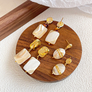 طقم مجوهرات نسائي فاخر بتصميم قلب من الزركون يتضمن قلادة وخاتم وأقراط وسوار - Product Image 3