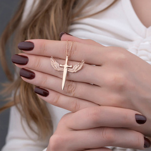 Collana con ciondolo a forma di spada con ali in oro rosa per donna, gioielli vintage in lega per l'uso quotidiano, idea regalo - Product Image 1