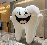 Grande et adorable sculpture de modèle de dent de dessin animé