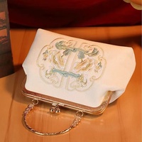 Sac à main de créateur original style chinois traditionnel motif peau de serpent, tendance et polyvalent avec bandoulière chaîne, capacité 2-2,9 L
