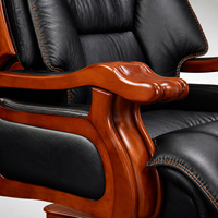 Chaise de bureau de direction noire à dossier haut avec accoudoirs en bois décoratifs et base à cinq branches en bois