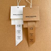 Étiquettes suspendues personnalisées de luxe imperméables pour vêtements, étiquettes en plastique pour vêtements, étiquettes de marque pour vêtements avec cordon, chaussettes écologiques