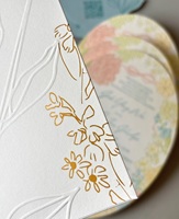 Invitation de mariage ovale en papier coton texturé gaufré floral rose crème et bleu de luxe avec enveloppe RSVP et code QR, impression personnalisée
