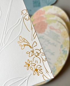 Invitation de mariage ovale en papier coton texturé gaufré floral rose crème et bleu de luxe avec enveloppe RSVP et code QR, impression personnalisée - Product Image 4