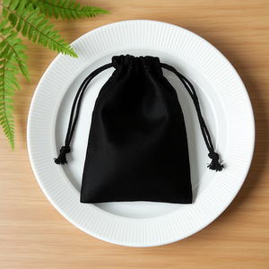 Élégant sac d'emballage pour bijoux en flanelle noire avec cordon de serrage par DB pour les pièces précieuses, matériau doux avec fermeture sécurisée, idéal pour - Product Image 2