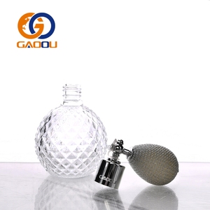Flacon de parfum en <span class=keywords><strong>verre</strong></span> de luxe vintage 50 ml, design esthétique 'Old Money' découpé, avec bouchon à vis et atomiseur à pompe - Product Image 4