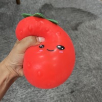 Jouet Squishy Géant Fraise de 15 cm, Extensible et Mignon, en TPR Souple, Jouet Sensoriel Anti-Stress pour Enfants et Adultes – Expédition depuis l'entrepôt américain