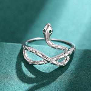 Anello a forma di serpente con zirconi cubici incastonati, gioiello unisex alla moda, regalo per lei o per lui. - Product Image 1