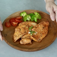 Assiette en teck Ataya taille M, fabriquée en teck massif à 100 %, idéale pour une utilisation dans des cuisines et salles à manger élégantes.