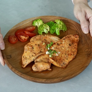 Assiette en teck Ataya taille M, fabriquée en teck massif à 100 %, idéale pour une utilisation dans des cuisines et salles à manger élégantes. - Product Image 5