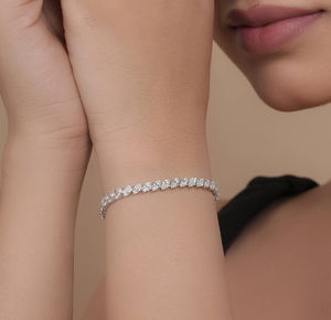 Bracelet élégant en moissanite pour femmes, pierres rondes, design intemporel, bijou parfait pour tous les jours et les soirées - Product Image 6