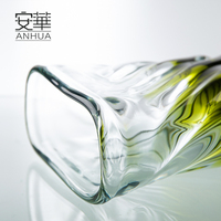 Vase moderne en verre vert clair pour la flore Vase de table en verre ondulé fait à la main Art déco Design nordique Home Living Wedding Christmas