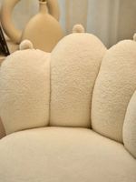 Fauteuil pivotant moderne et minimaliste en velours d'agneau crème, style patte de chat, pour chambre, salon, hôtel ou villa