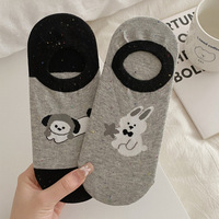 Chaussettes invisibles légères en coton pour femmes avec motif de chien de dessin animé et design bicolore, sans coutures.
