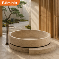 Baignoire ronde en pierre naturelle à double couche, style japonais avec base et marches, idéale pour les pavillons de spa et les espaces bien-être