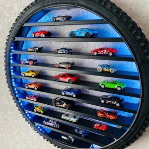 Estante Flotante de Madera para Exhibición de Autos de Juguete Montado en la Pared con Diseño de Neumático, Organizador de Garaje para Almacenamiento de Coches - Product Image 1