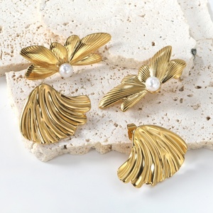 Boucles d'oreilles tendance plaquées or 18 carats étanches pour femme, motif ailes d'ange, en acier inoxydable, bijoux papillon, texture perle, coquillage - Product Image 1