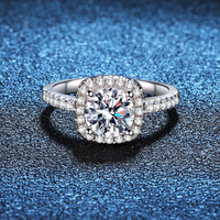 Vente en gros 1ct Bague Moissanite à coupe ronde Bijoux classiques pour dames Bague de couple plaquée rhodium haut de gamme pour mariage ou fête
