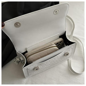 Nuevo bolso bandolera de cuero PU diagonal para mujer, estilo retro, con diseño a cuadros moderno. - Product Image 5