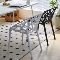 Chaise de salle à manger empilable en plastique avec coque monobloc moulée et dossier ajouré en treillis pour salon