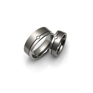 Usinage CNC Bijoux en titane Anneaux de mariage Hypoallergénique Léger Conceptions personnalisées pour les mariages modernes et les <span class=keywords><strong>occasions</strong></span> spéciales - Product Image 3