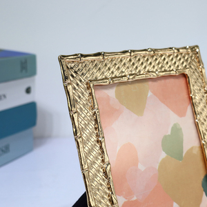 Bán buôn Retro sáng tạo hợp kim kẽm mạ điện khung ảnh phòng khách đồ trang trí đơn giản ảnh cưới kim loại khung ảnh - Product Image 3
