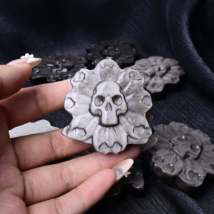 Colección de calaveras de obsidiana plateada talladas a mano con cristales naturales al por mayor para regalo - Product Image 1