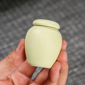 Guci Keramik Modern untuk Hewan Peliharaan Kecil dan Abu Kucing, Tempat Penyimpanan Kenangan dengan Kompartemen Rambut dan Kumis, Tersedia - Product Image 4