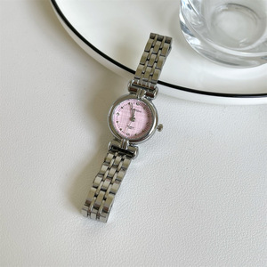 Petite montre ronde en diamant pour femmes montre rétro légère de luxe en or assortie pour femmes - Product Image 6