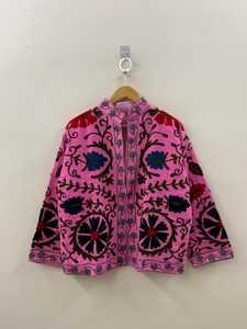 เสื้อแจ็คเก็ตบอมเบอร์กำมะหยี่สีชมพู ปักลายสัตว์ด้วยมือ แต่งลูกไม้ ระบายอากาศได้ดี เหมาะสำหรับฤดูหนาว ติดกระดุม บุด้วยใยฝ้าย สไตล์โบโฮ ผู้ผลิต OEM สำหรับส่งออก - Product Image 1