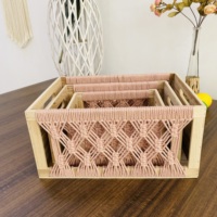 Boîte d'organisation en bois de ferme moderne élégante et fonctionnelle accentuée avec une forme rectangulaire en corde de coton tressé pour un usage quotidien