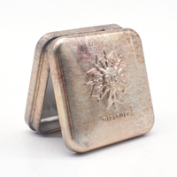 Mini boîte en métal carrée argentée et dorée avec motif en relief