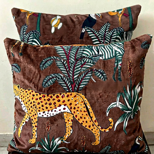 Housses de coussin en velours de coton de luxe, taillées à la main, décoratives, motif Tigre Majestueux (Moutarde Dorée) : un animal audacieux et classique - Product Image 1
