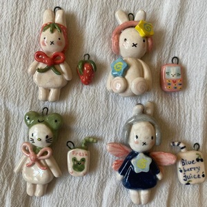 Collana con ciondoli elettrolitici a goccia d'olio 2026 Comiya Toba con simpatici cartoni animati, coniglietto in rame, stella, fiocco, fragola e ali di farfalla - Product Image 5