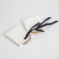 Pochette à cordon en daim faite à la main avec logo personnalisé, nœud en satin, nœud en faux daim, sac de rangement de luxe pour bijoux