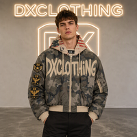 Blouson Bomber à Capuche Camouflage Foncé Personnalisé 500 g/m² avec Logo Stencil Pulvérisé, Broderie Bouclier Tactique, Bordure Côtelée, Vêtement d'Extérieur Streetwear OEM ODM