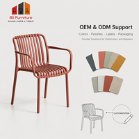 Chaise de salle à manger empilable en plastique avec accoudoirs, dossier ajouré à lattes, légère, pour intérieur, extérieur, patio, café, restaurant