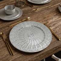 Élégant et moderne, tapis de charge rond en plastique PP durable de 33 cm avec motif botanique personnalisé, style luxueux pour mariages et cérémonies