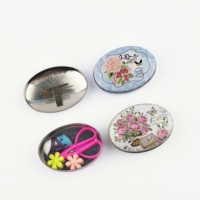 Mini kit de couture à motif floral en boîte métallique, avec aiguille, étui magnétique ovale, dévidoir, filerette, petites ciseaux, accessoire de couture durable et pratique