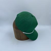 Casquette de golf OEM de haute qualité, verte, imperméable, avec patch en caoutchouc PVC perforé au laser, personnalisée, 5 panneaux, avec cordon, style A-Frame