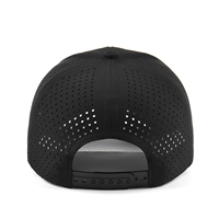 Casquette de sport OEM à séchage rapide, résistante à l'eau, avec patch en caoutchouc personnalisé, perforée, fermeture réglable, vente en gros
