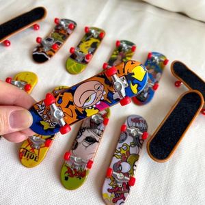Mini Fingerboard de Plástico con Diseño Personalizado OEM, Juguete Novedoso, Mini Fingerboard Teck Deck, Finger Skateboard - Product Image 2