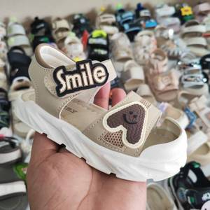 Material: Parte superior de PVC suave con decoración de lentejuelas brillantes, ligero y transpirable, no irrita los pies de los niños. - Product Image 4